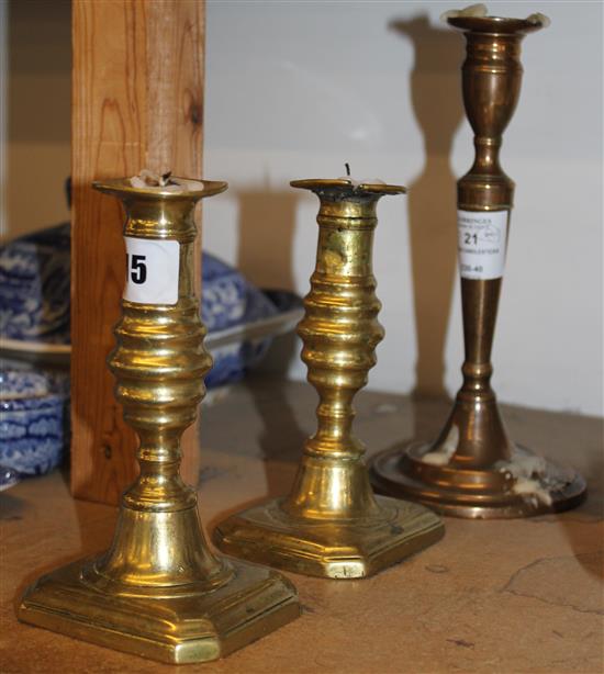3 brass candlesticks(-)